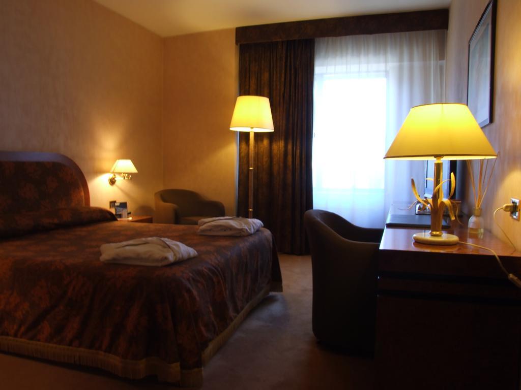 Hotel De La Ville Авелино Екстериор снимка