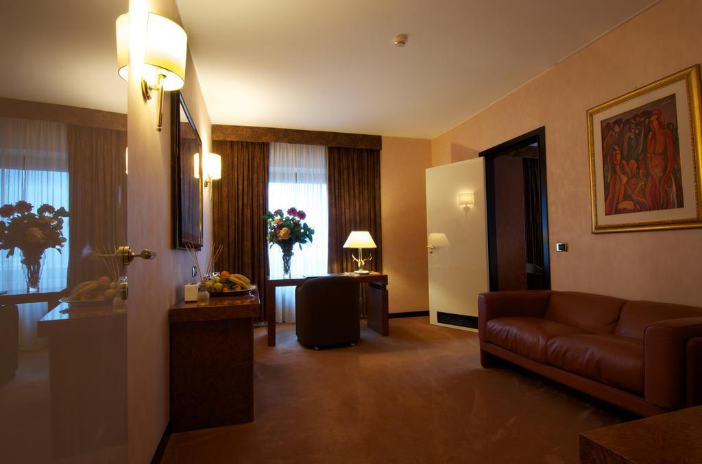Hotel De La Ville Авелино Екстериор снимка