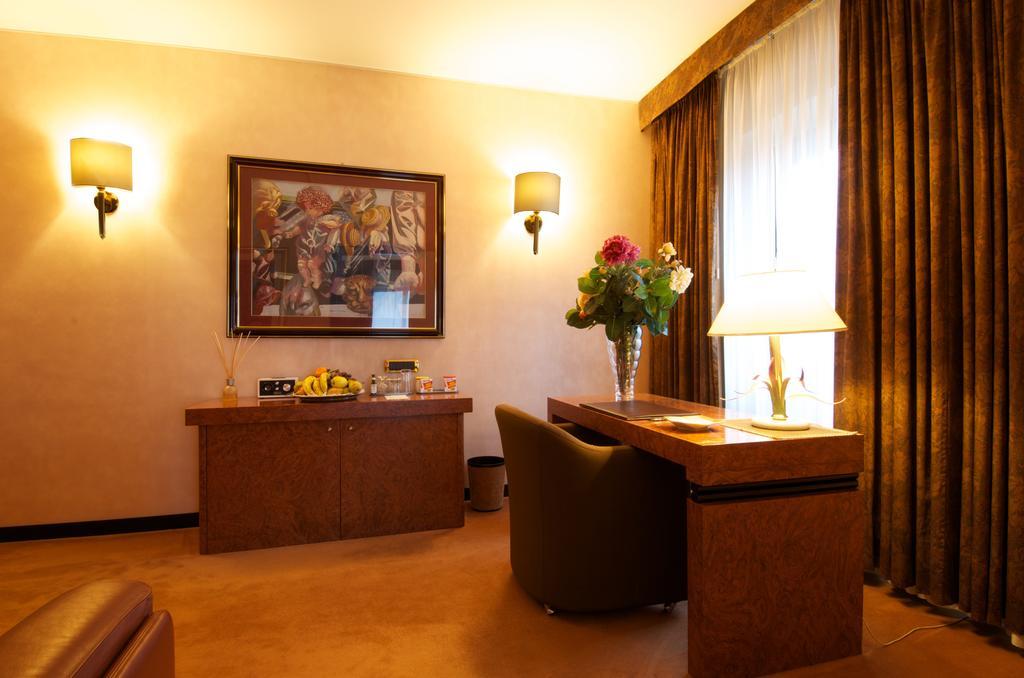 Hotel De La Ville Авелино Екстериор снимка