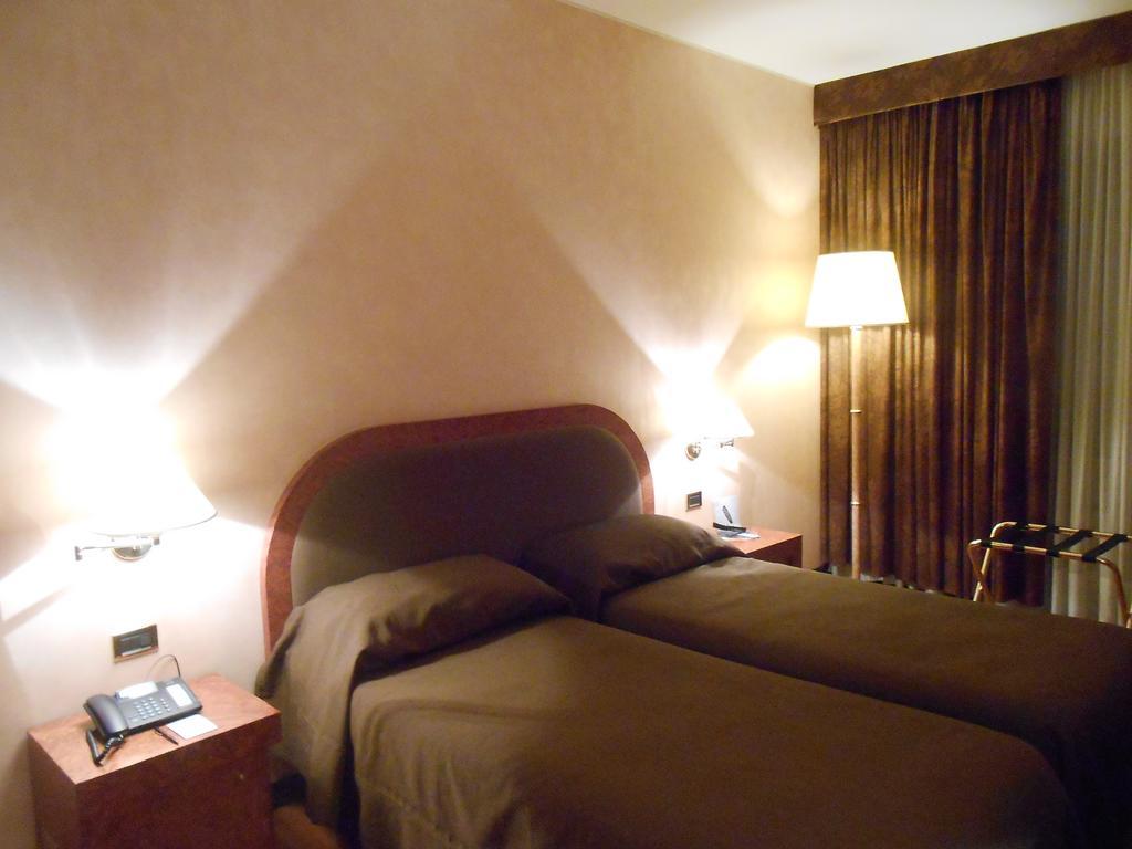 Hotel De La Ville Авелино Стая снимка