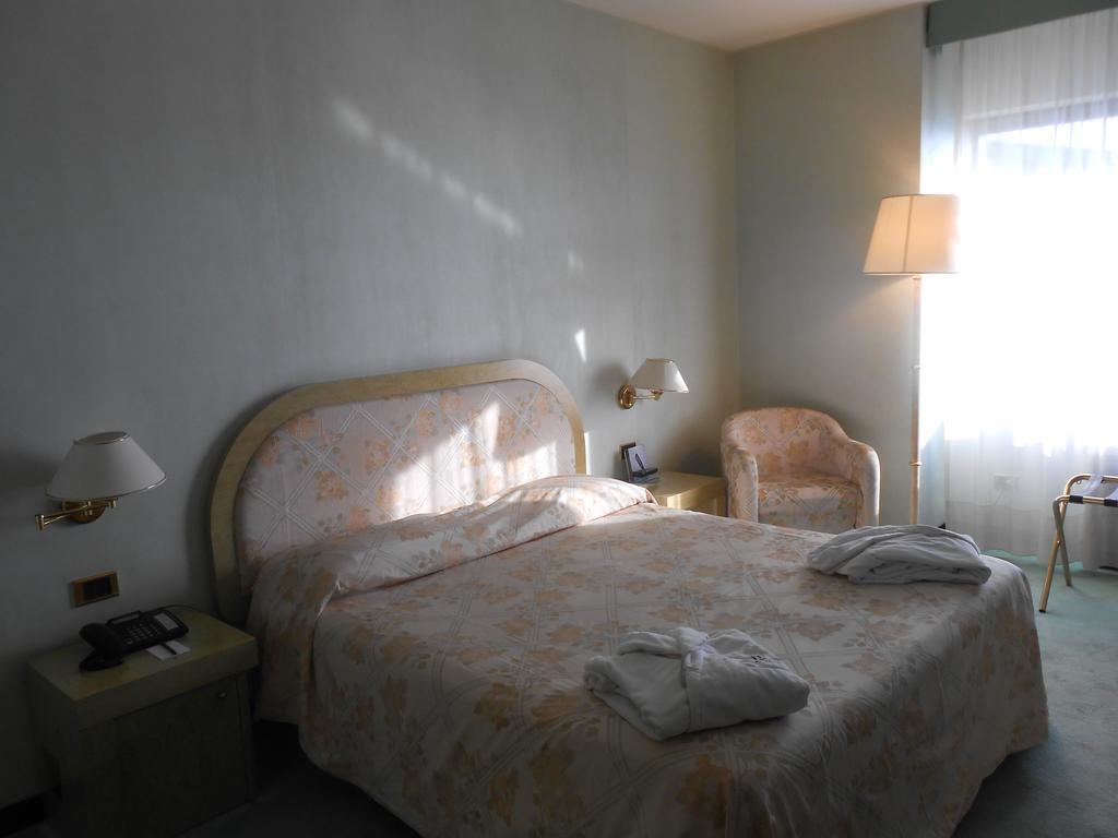 Hotel De La Ville Авелино Стая снимка