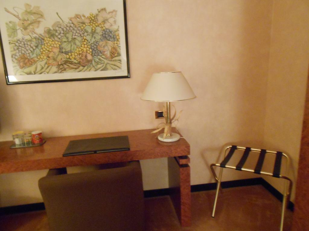 Hotel De La Ville Авелино Стая снимка