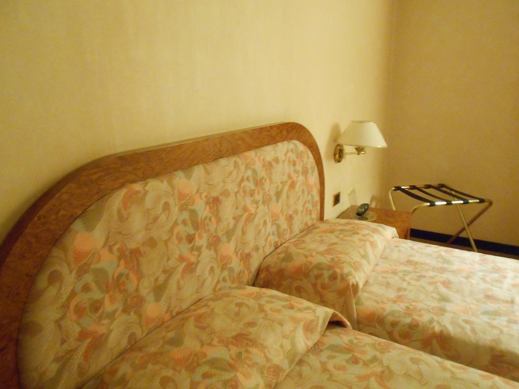 Hotel De La Ville Авелино Стая снимка